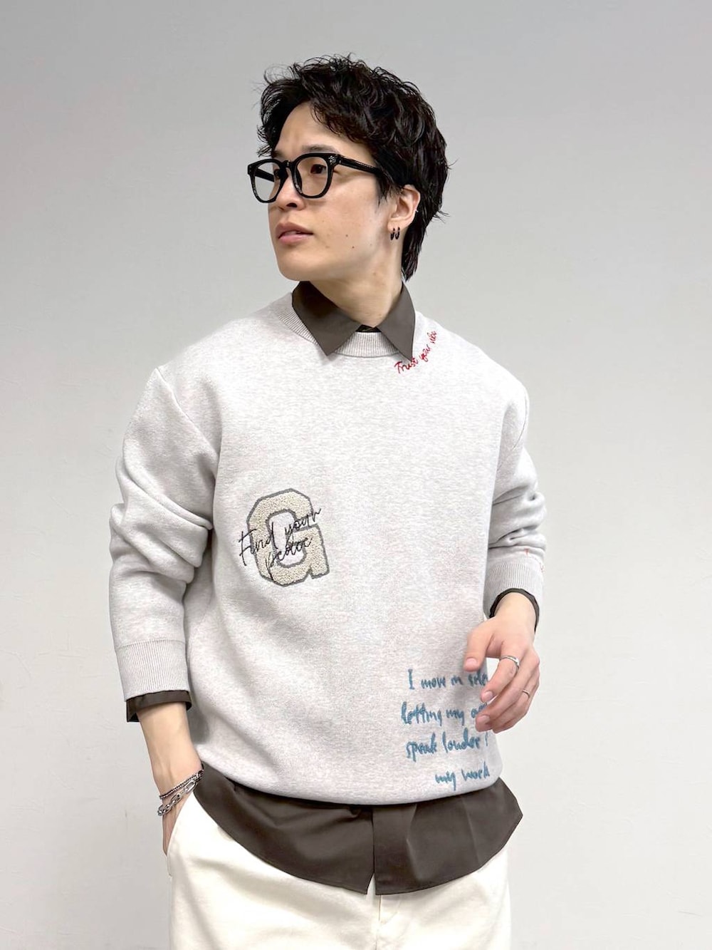 ベージュ系のスニーカー、ホワイト系のその他パンツ、ブラック系のサングラスを着用したメンズの冬コーディネートの5枚目の写真