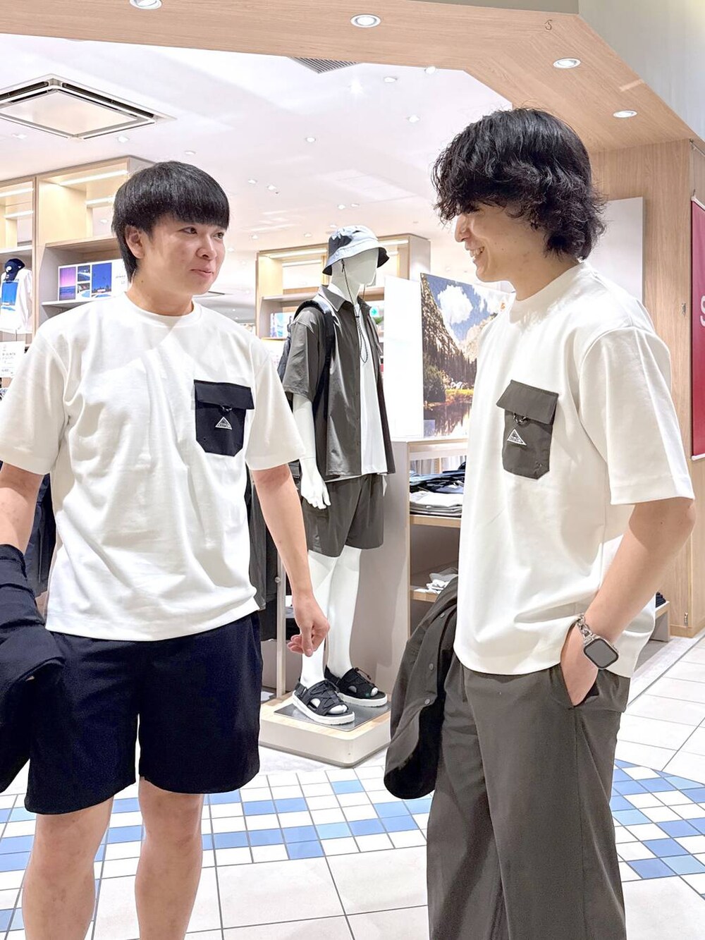 ブルー系のその他パンツ、グリーン系のその他パンツ、ブルー系のシャツ/ブラウスを着用したメンズの夏コーディネートの9枚目の写真