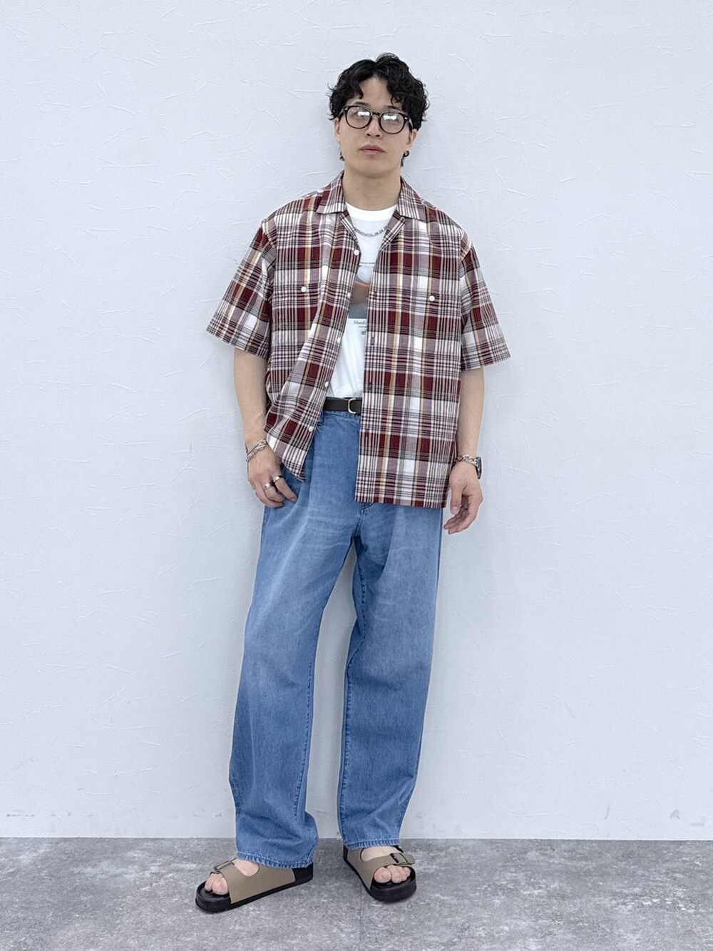 ホワイト系のTシャツ/カットソー、レッド系のシャツ/ブラウス、ブルー系のデニムパンツを着用したメンズの春コーディネートの3枚目の写真