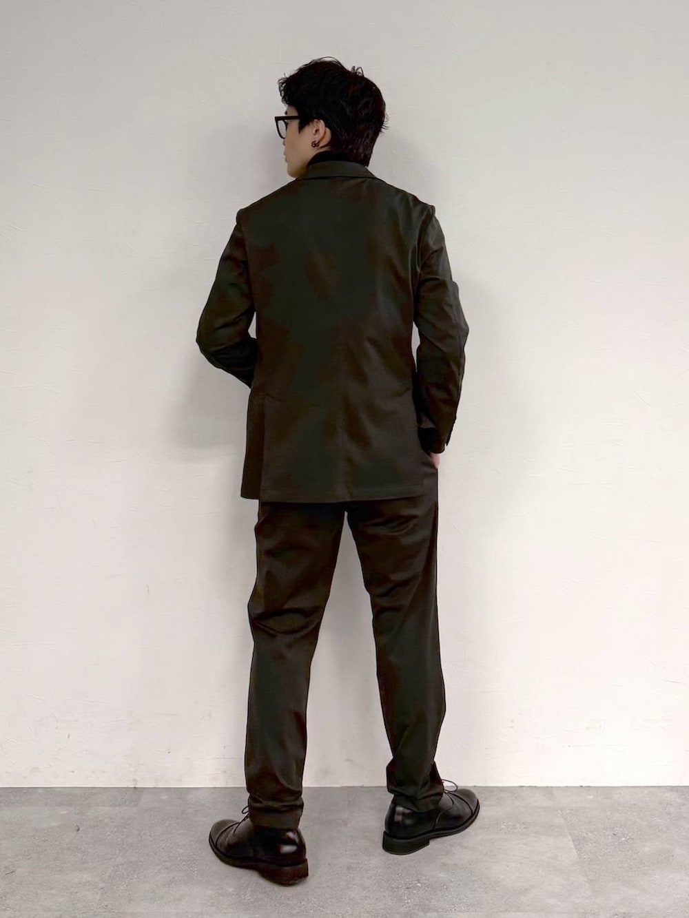 ブラック系のその他シューズ、ブラウン系のテーラードジャケット、ブラウン系のスラックスを着用したメンズの冬コーディネートの5枚目の写真