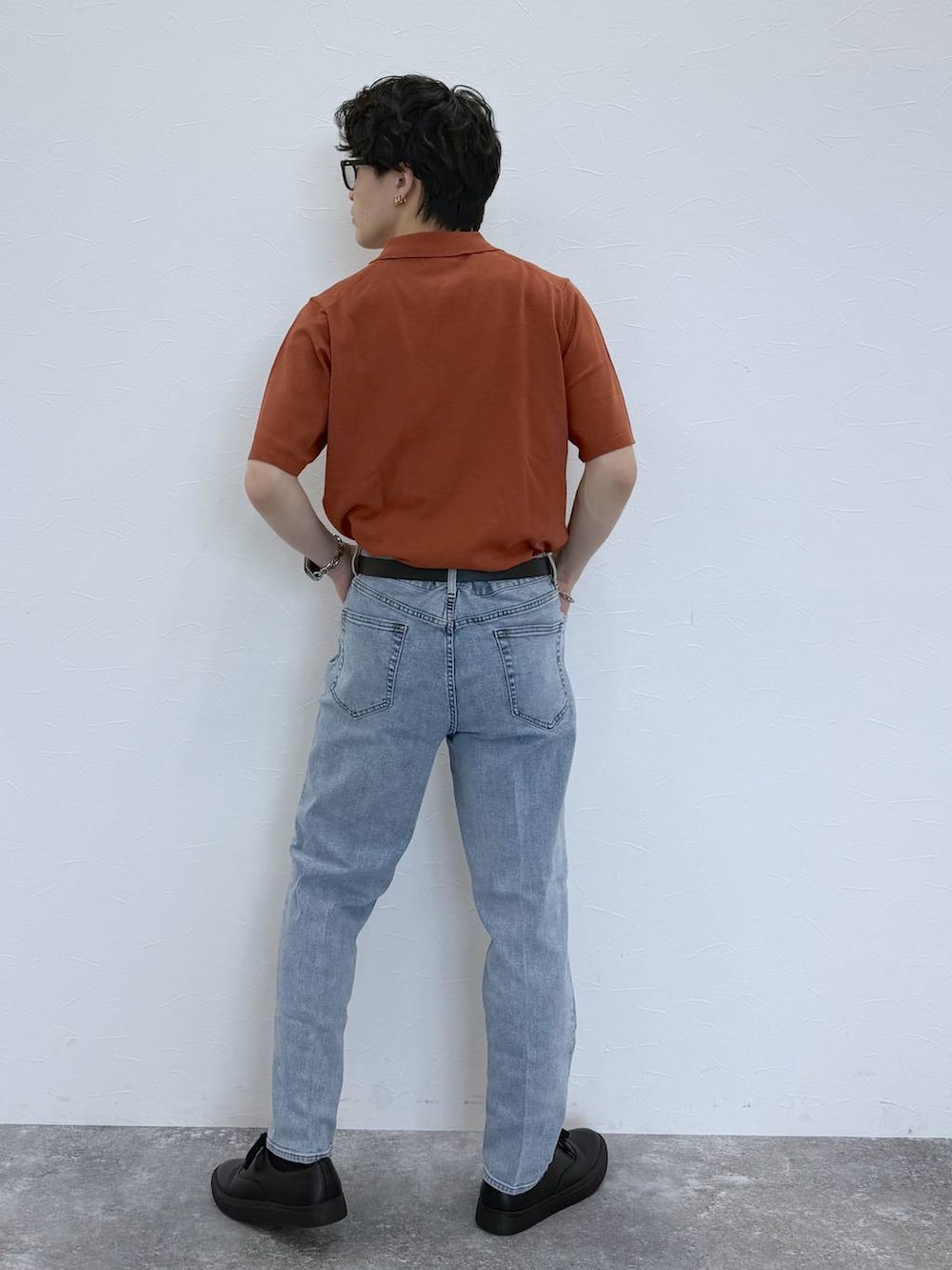 グレー系のその他シューズ、ブルー系のデニムパンツ、ブルー系のサングラスを着用したメンズの夏コーディネートの4枚目の写真