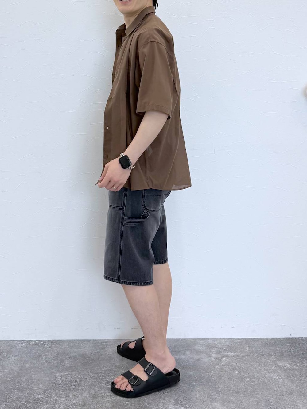 ブラウン系のシャツ/ブラウス、ブラック系のタンクトップ、グレー系のその他パンツを着用したメンズの春コーディネートの3枚目の写真