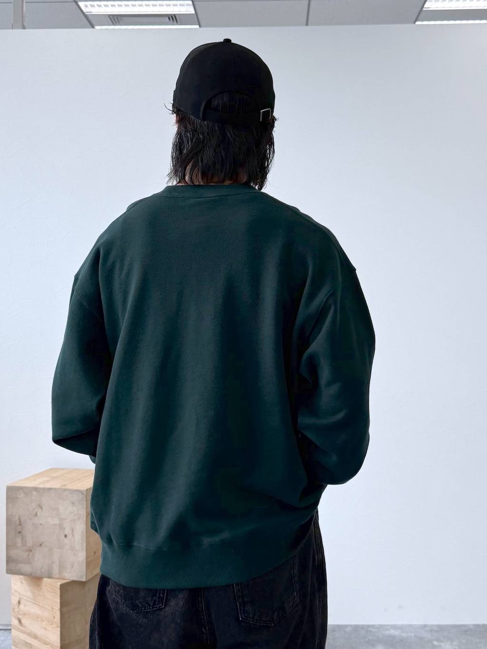 ベージュ系のスニーカー、ブラック系のデニムパンツ、ブラック系のキャップを着用したメンズの秋コーディネートの9枚目の写真