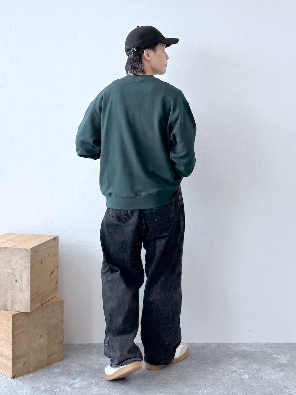 ベージュ系のスニーカー、ブラック系のデニムパンツ、ブラック系のキャップを着用したメンズの秋コーディネートの6枚目の写真