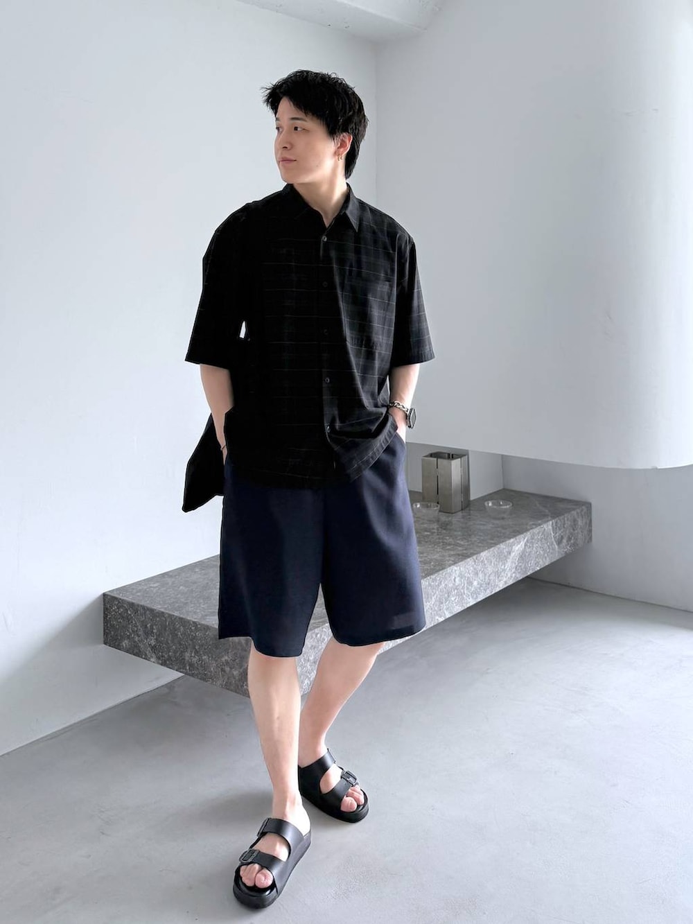 ブラック系のシャツ/ブラウス、ブルー系のその他パンツ、ブラック系のサンダルを着用したメンズの夏コーディネートの2枚目の写真