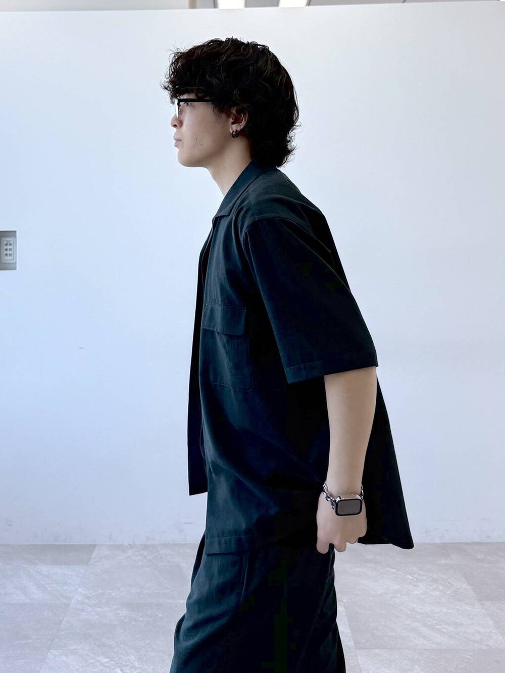 「きれいめ、モテ、ベーシック/シンプル、シャツ、シャツスタイル、テーパードパンツ、セットアップ、GLOBAL WORK、カジュアル、デート/ロマンティック、着痩せ・細見え、旅行、休日コーデ、休日スタイル、夏コーデ」|「GLOBAL WORKのUVカットアソートサングラス/283830(サングラス、ブラック系)」を使った、yasu(GLOBALWORK)さん(メンズ・175cm)の夏コーディネートの6枚目の写真