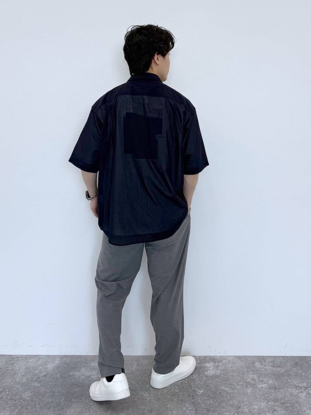 グレー系のスラックス、ホワイト系のその他シューズ、ブルー系のシャツ/ブラウスを着用したメンズの夏コーディネートの5枚目の写真