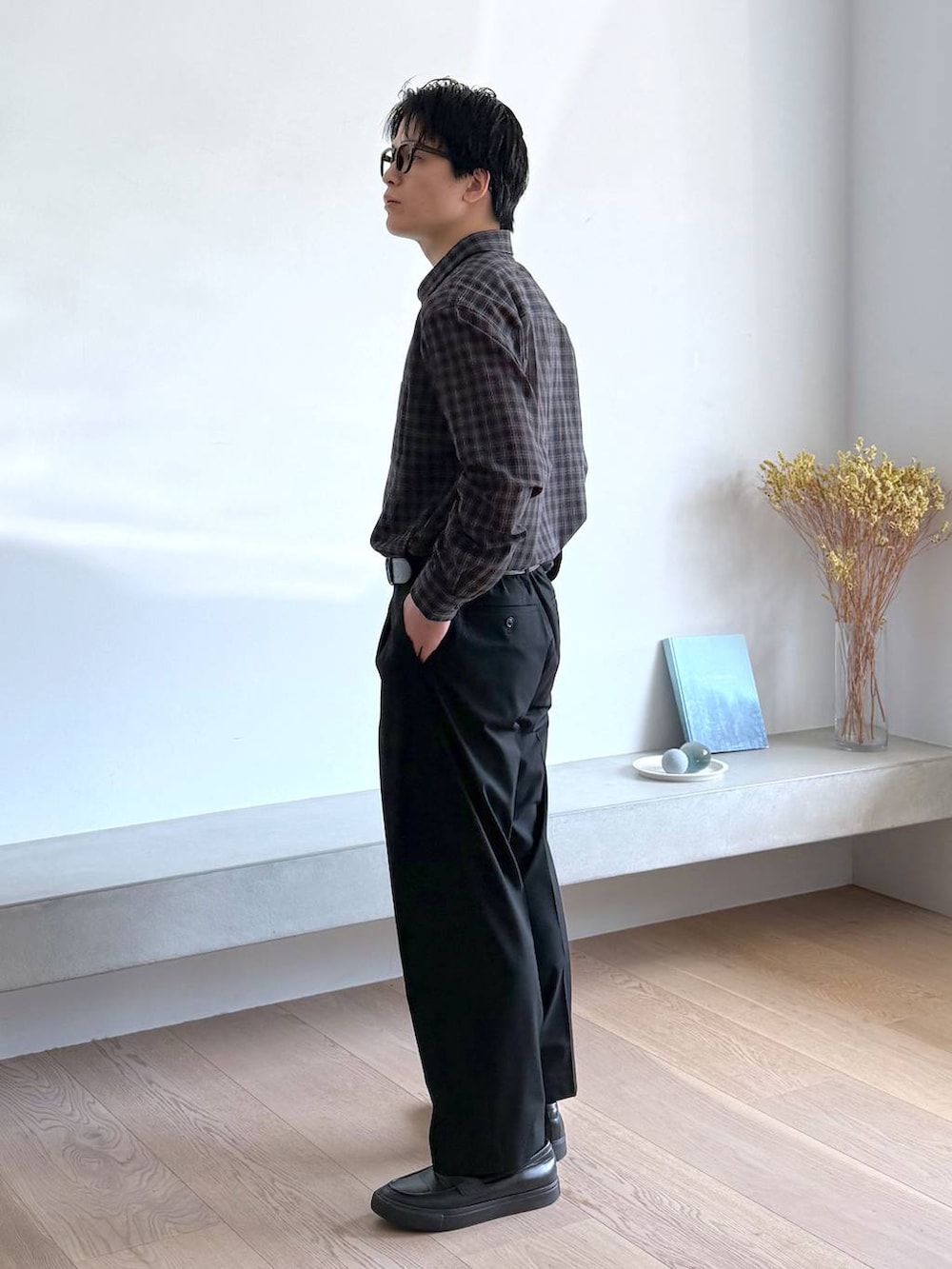ブラック系のシャツ/ブラウス、グレー系のその他シューズ、ブルー系のその他パンツを着用したメンズの秋コーディネートの4枚目の写真