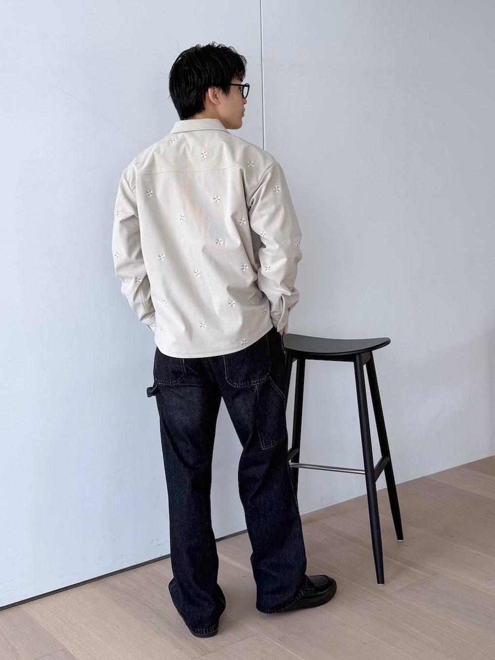 ブラウン系のTシャツ/カットソー、グレー系のその他シューズ、その他のデニムパンツを着用したメンズの秋コーディネートの6枚目の写真