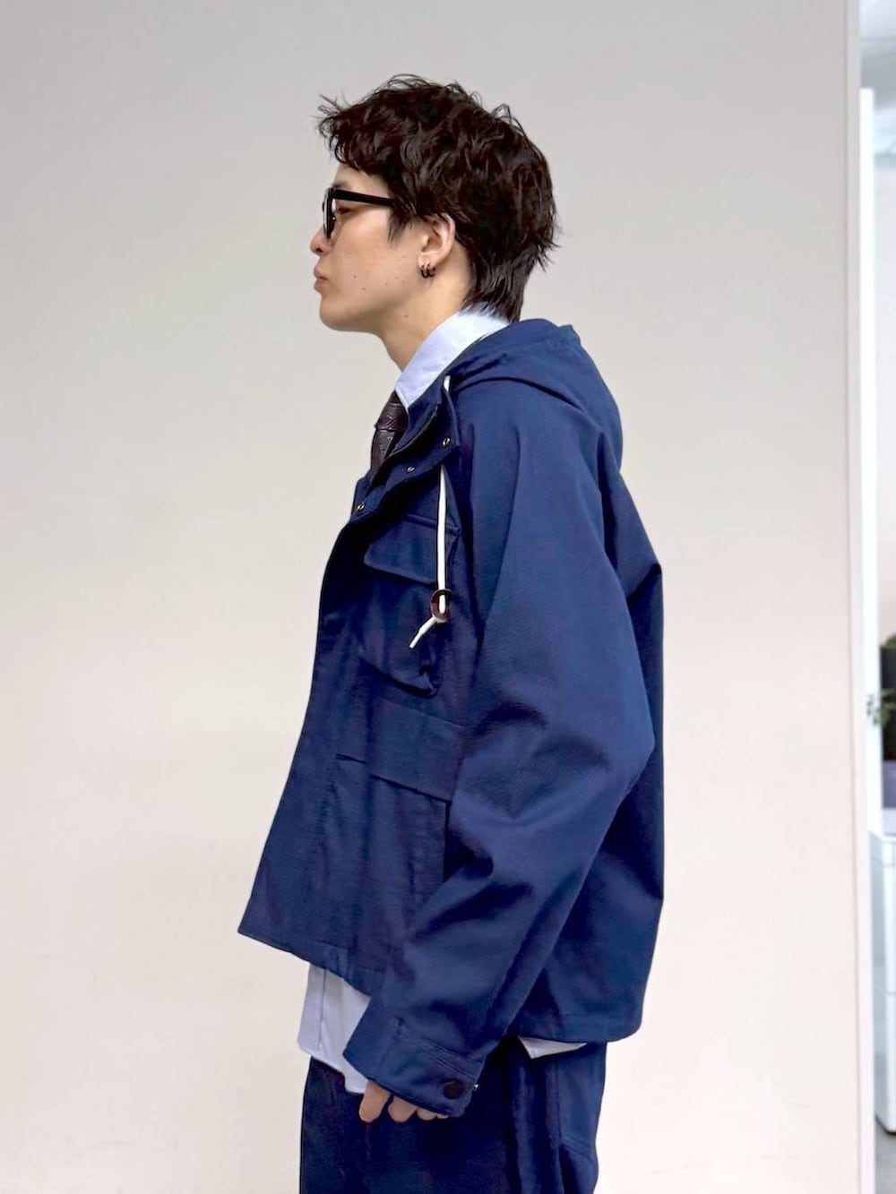 ベージュ系のスニーカー、ブルー系のシャツ/ブラウス、ブルー系のデニムパンツを着用したメンズの冬コーディネートの7枚目の写真