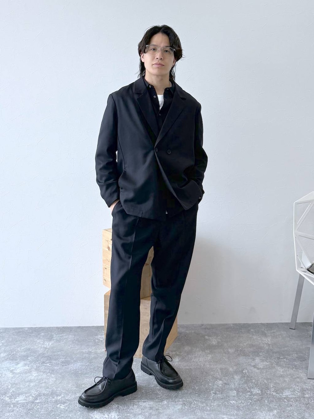 ホワイト系のTシャツ/カットソー、グレー系のシャツ/ブラウス、ブラック系のその他シューズを着用したメンズの秋コーディネートの2枚目の写真