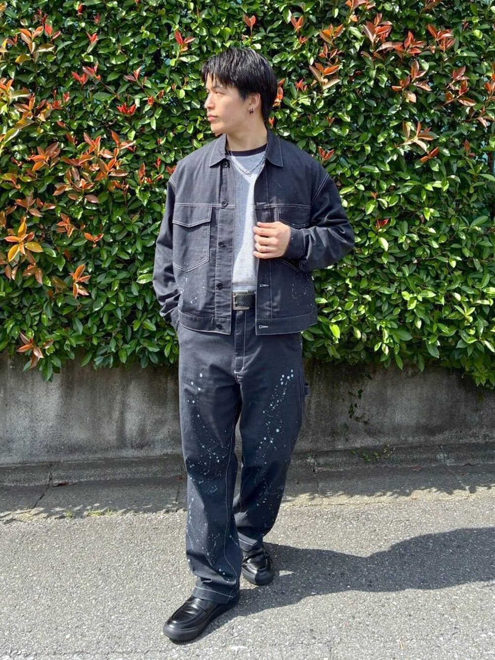 ブルー系のTシャツ/カットソー、グレー系のその他シューズ、ブルー系のデニムパンツを着用したメンズの秋コーディネートの3枚目の写真