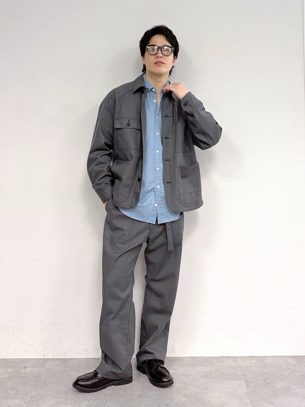 ブルー系のシャツ/ブラウス、ブラック系のその他シューズ、グレー系のブルゾンを着用したメンズの冬コーディネートの2枚目の写真