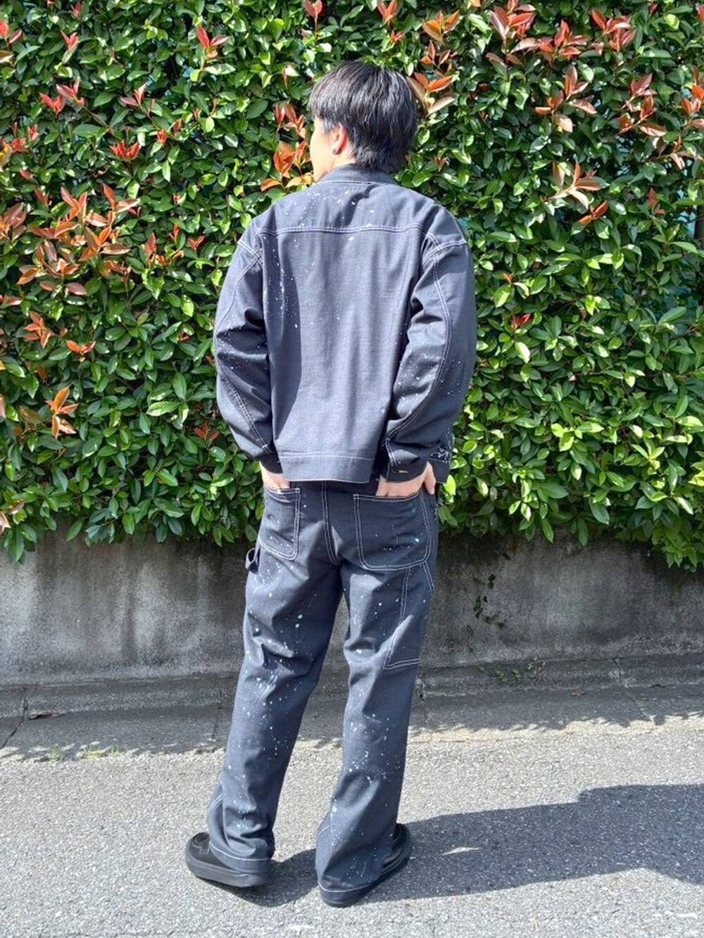 ブルー系のTシャツ/カットソー、グレー系のその他シューズ、ブルー系のデニムパンツを着用したメンズの秋コーディネートの5枚目の写真