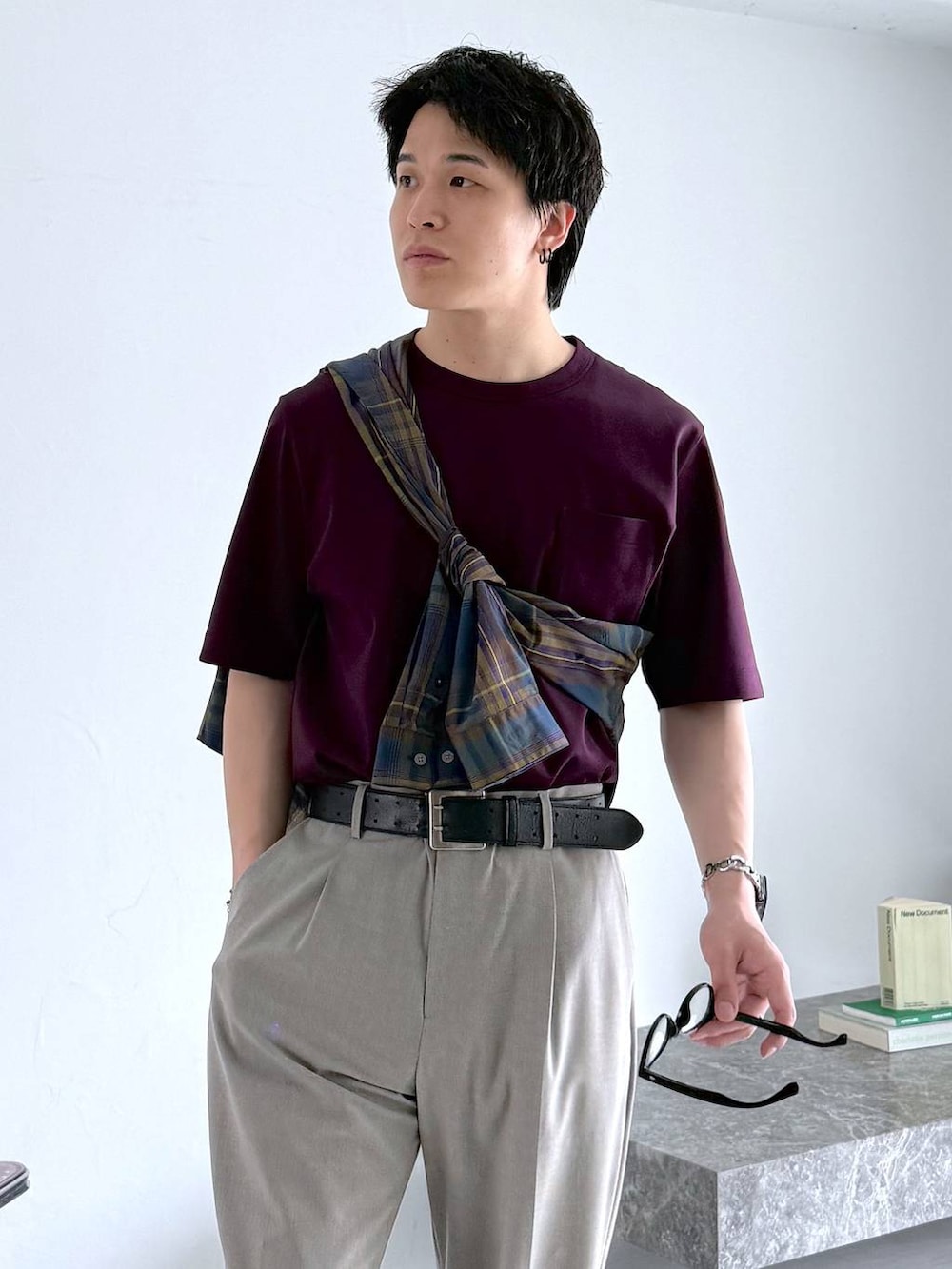 ブラウン系のスラックス、レッド系のTシャツ/カットソー、グリーン系のシャツ/ブラウスを着用したメンズの夏コーディネートの5枚目の写真