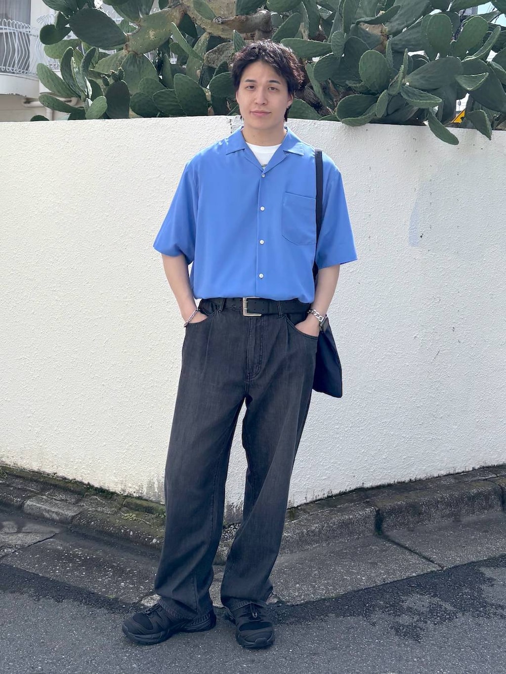 ホワイト系のTシャツ/カットソー、ブラック系のスニーカー、グレー系のデニムパンツを着用したメンズの夏コーディネートの2枚目の写真