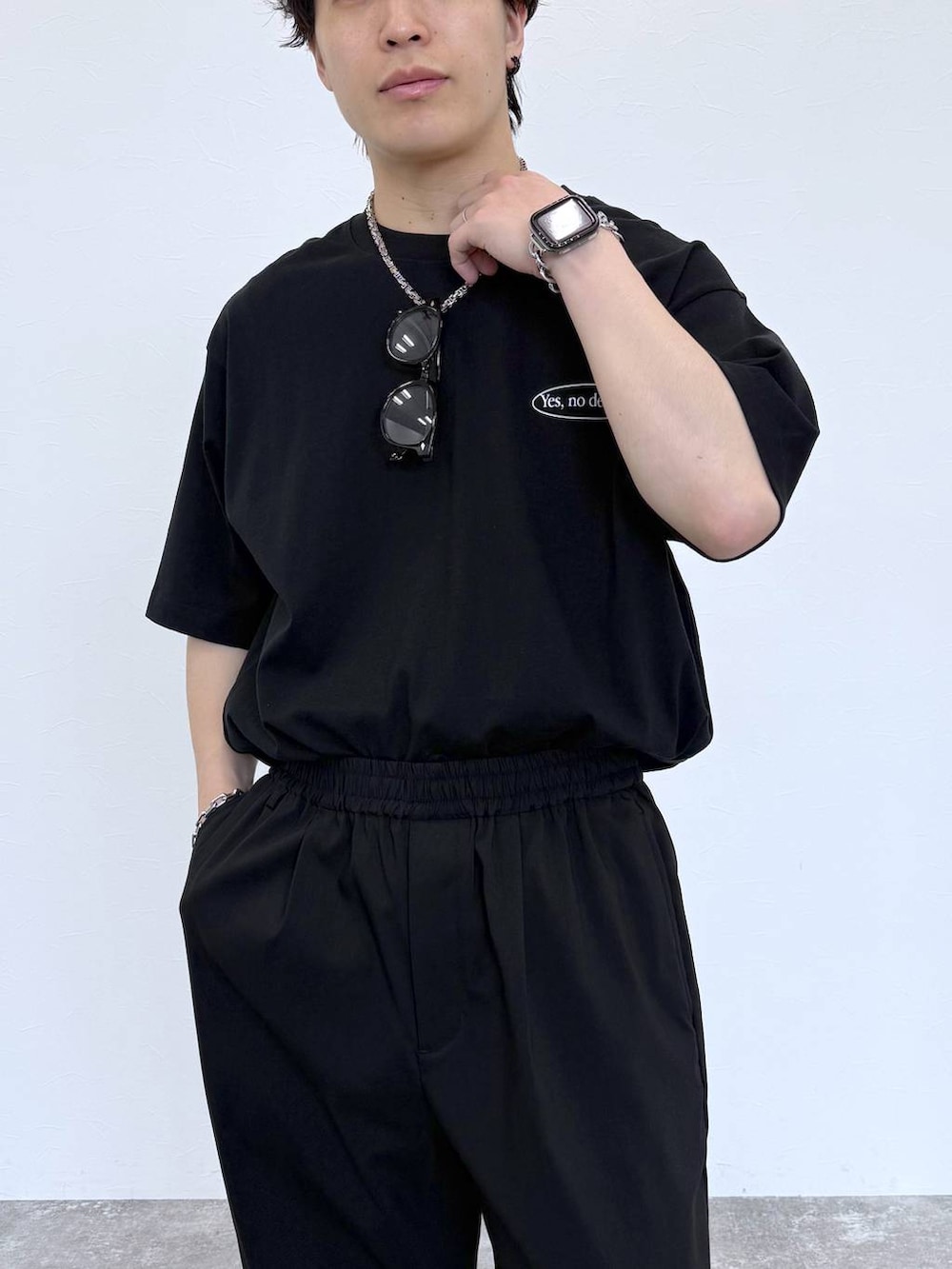 ブラック系のその他パンツ、ブラック系のサンダル、ブラック系のTシャツ/カットソーを着用したメンズの夏コーディネートの6枚目の写真