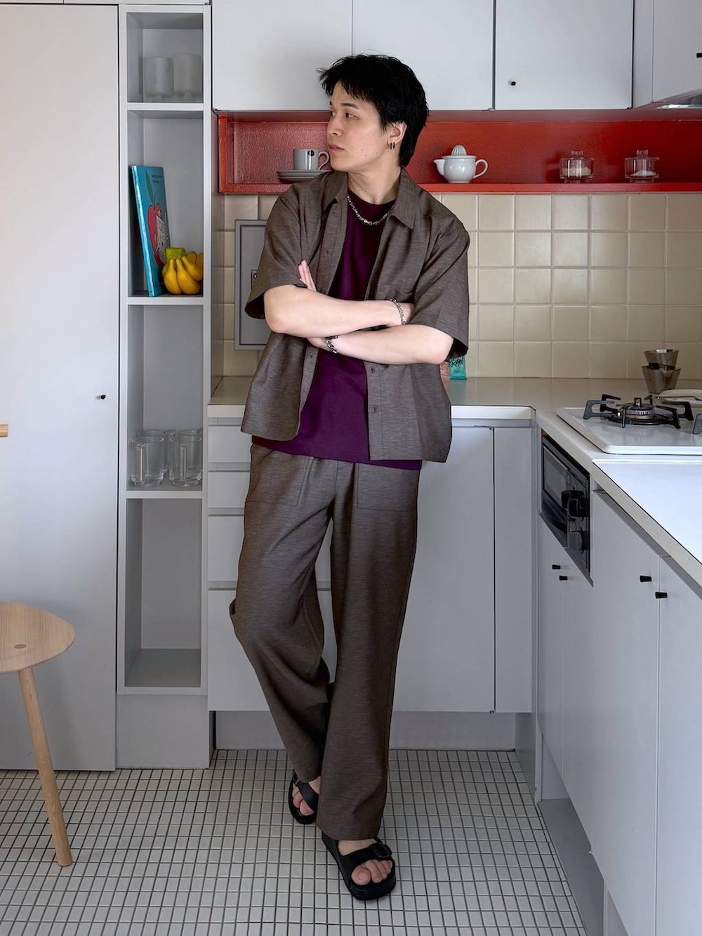 レッド系のTシャツ/カットソー、ブラック系のサンダル、ブラウン系のその他パンツを着用したメンズの夏コーディネートの5枚目の写真