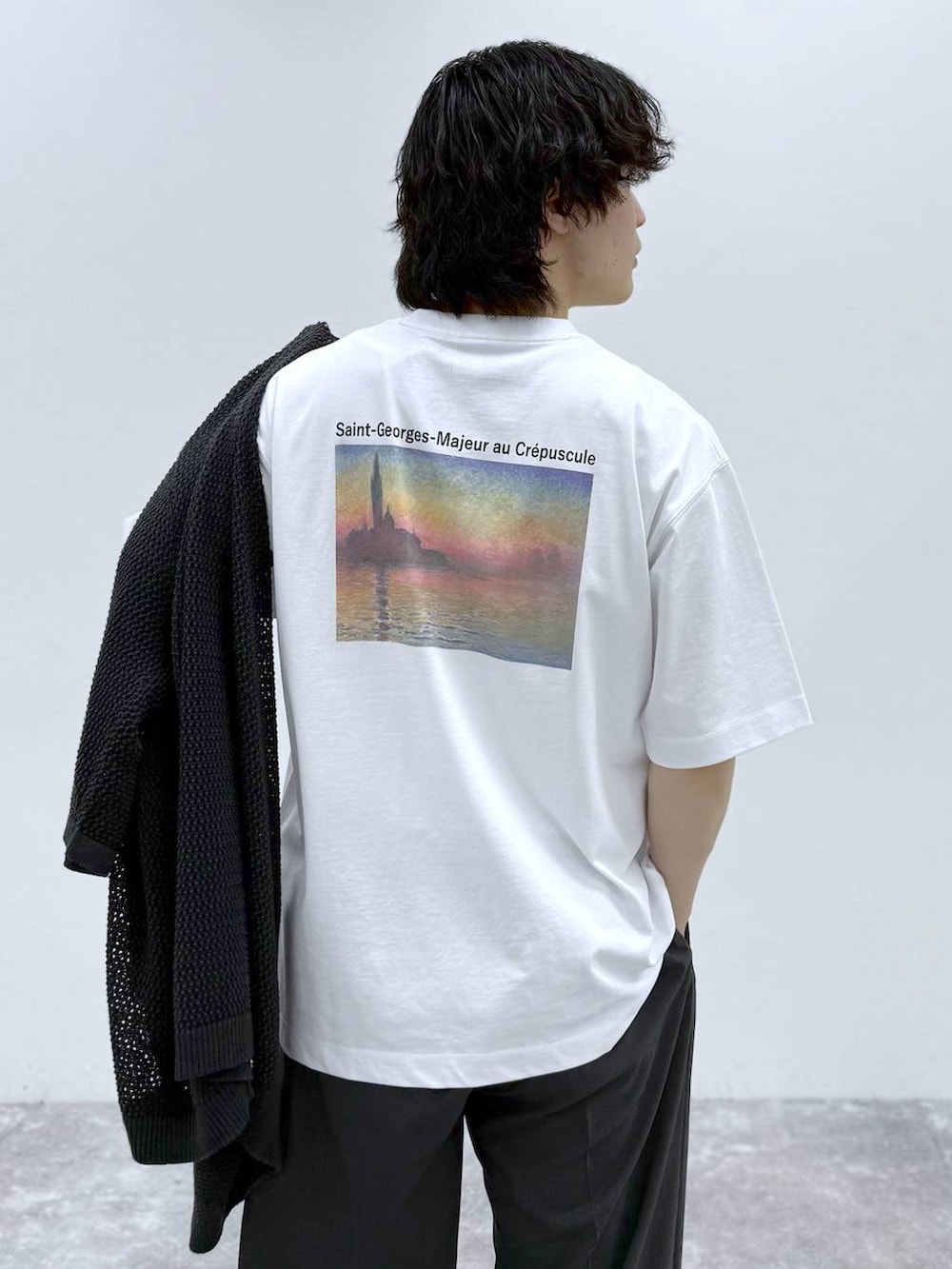 「モテ、夏コーデ、GLOBAL WORK、モード、旅行、着痩せ・細見え、休日コーデ、きれいめ、ベーシック/シンプル、カーディガン、Tシャツ、テーパードパンツ、ワイドパンツ、カジュアル、デート/ロマンティック」｜「GLOBAL WORKのUVカットアソートサングラス/283830（サングラス、グレー系）」を使った、yasu（GLOBALWORK）さん（メンズ・175cm）の春コーディネートの9枚目の写真
