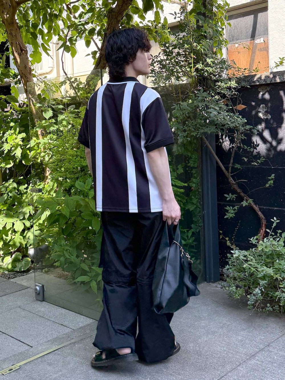 ブラック系のカーゴパンツ、グレー系のネックレスを着用したメンズの夏コーディネートの5枚目の写真