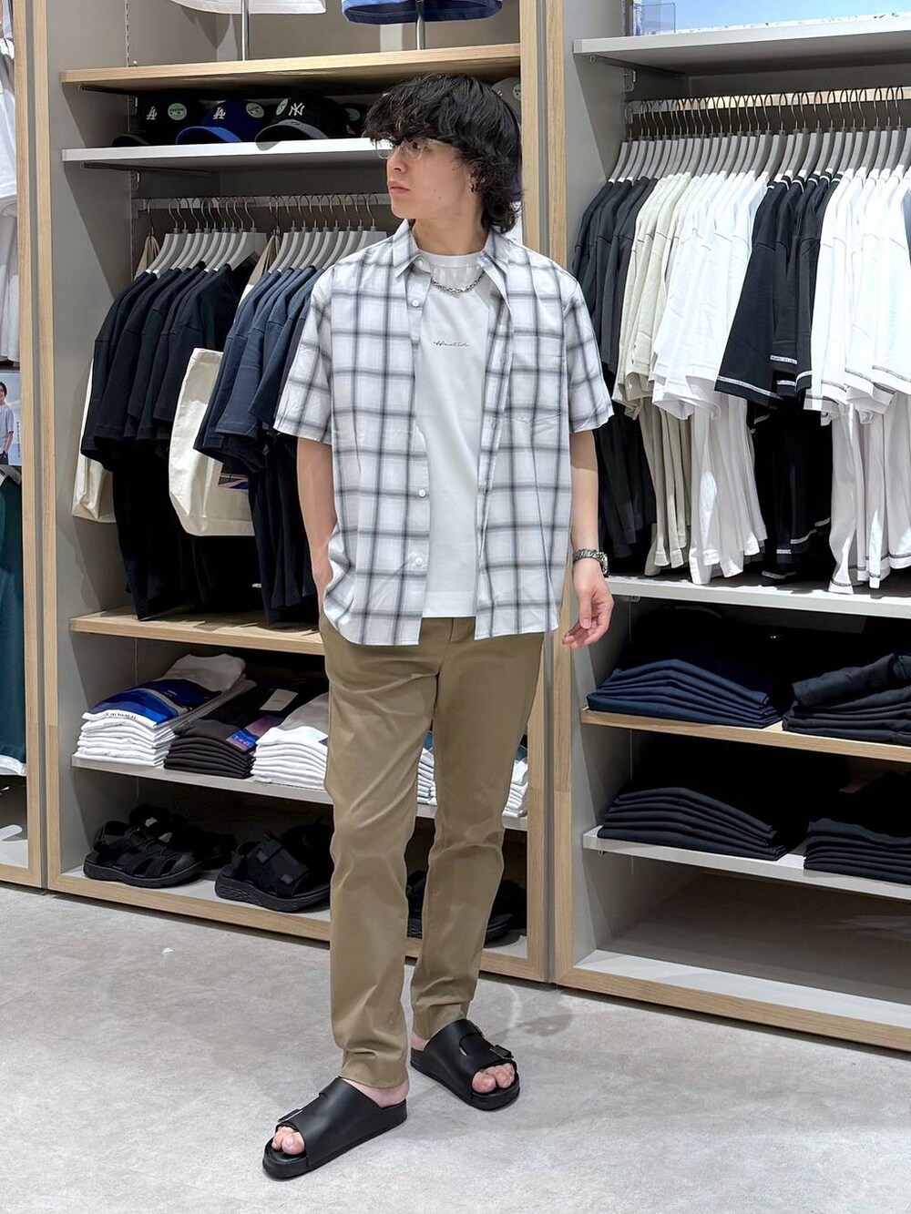 「きれいめ、モテ、ベーシック/シンプル、シャツ、シャツスタイル、Tシャツ、スゴラクシリーズ_GLOBAL WORK、スゴラクパンツ_GLOBAL  WORK、GLOBAL WORK、カジュアル、デート/ロマンティック、着痩せ・細見え、旅行、夏コーデ」｜「GLOBAL WORKのサラサマ快適シャツ/レギュラーカラー/半袖/286395（シャツ/ブラウス、ホワイト系）」を使った、yasu（GLOBALWORK）さん（メンズ・175cm）の夏コーディネートの3枚目の写真