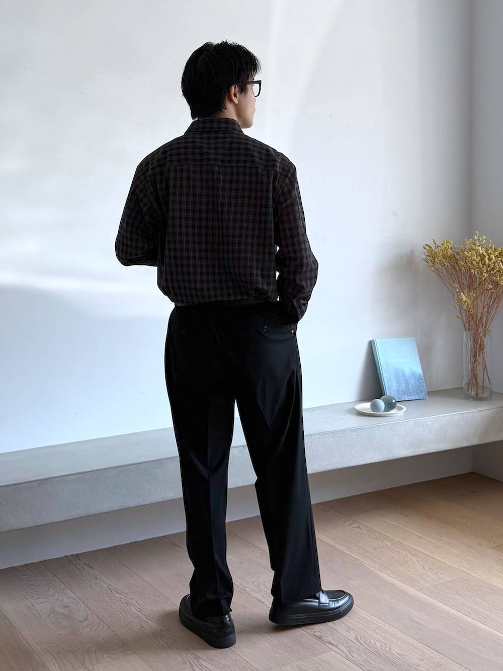 ブラック系のシャツ/ブラウス、グレー系のその他シューズ、ブルー系のその他パンツを着用したメンズの秋コーディネートの5枚目の写真