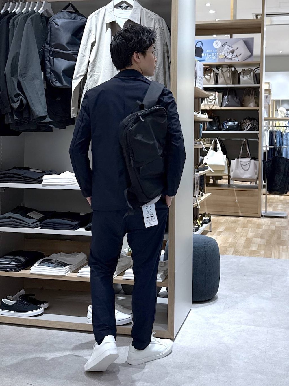 ブラック系のバックパック/リュック、ブルー系のその他パンツ、ブルー系のテーラードジャケットを着用したメンズの春コーディネートの5枚目の写真