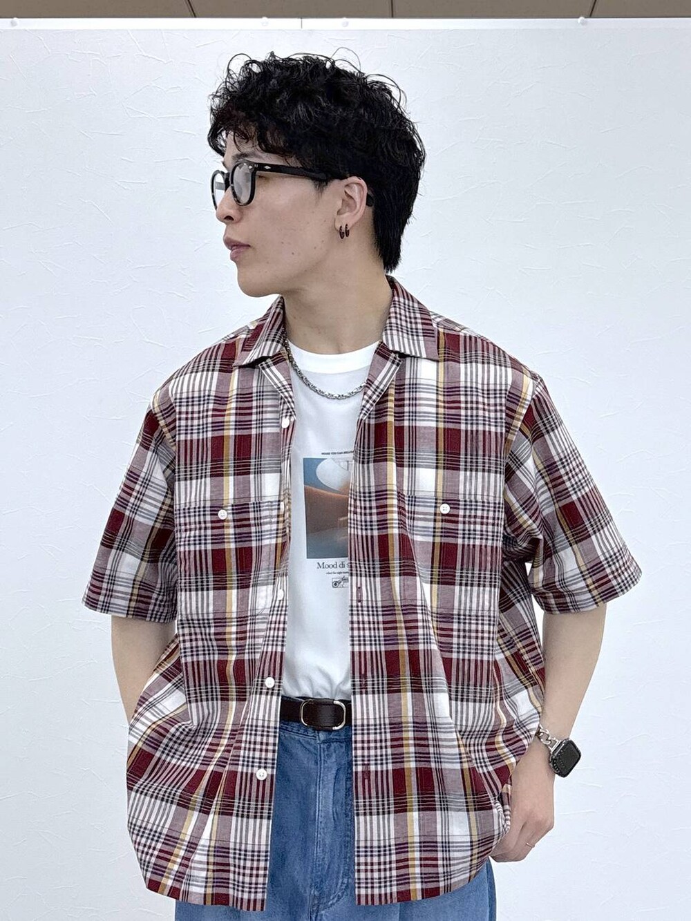 ホワイト系のTシャツ/カットソー、レッド系のシャツ/ブラウス、ブルー系のデニムパンツを着用したメンズの春コーディネートの6枚目の写真