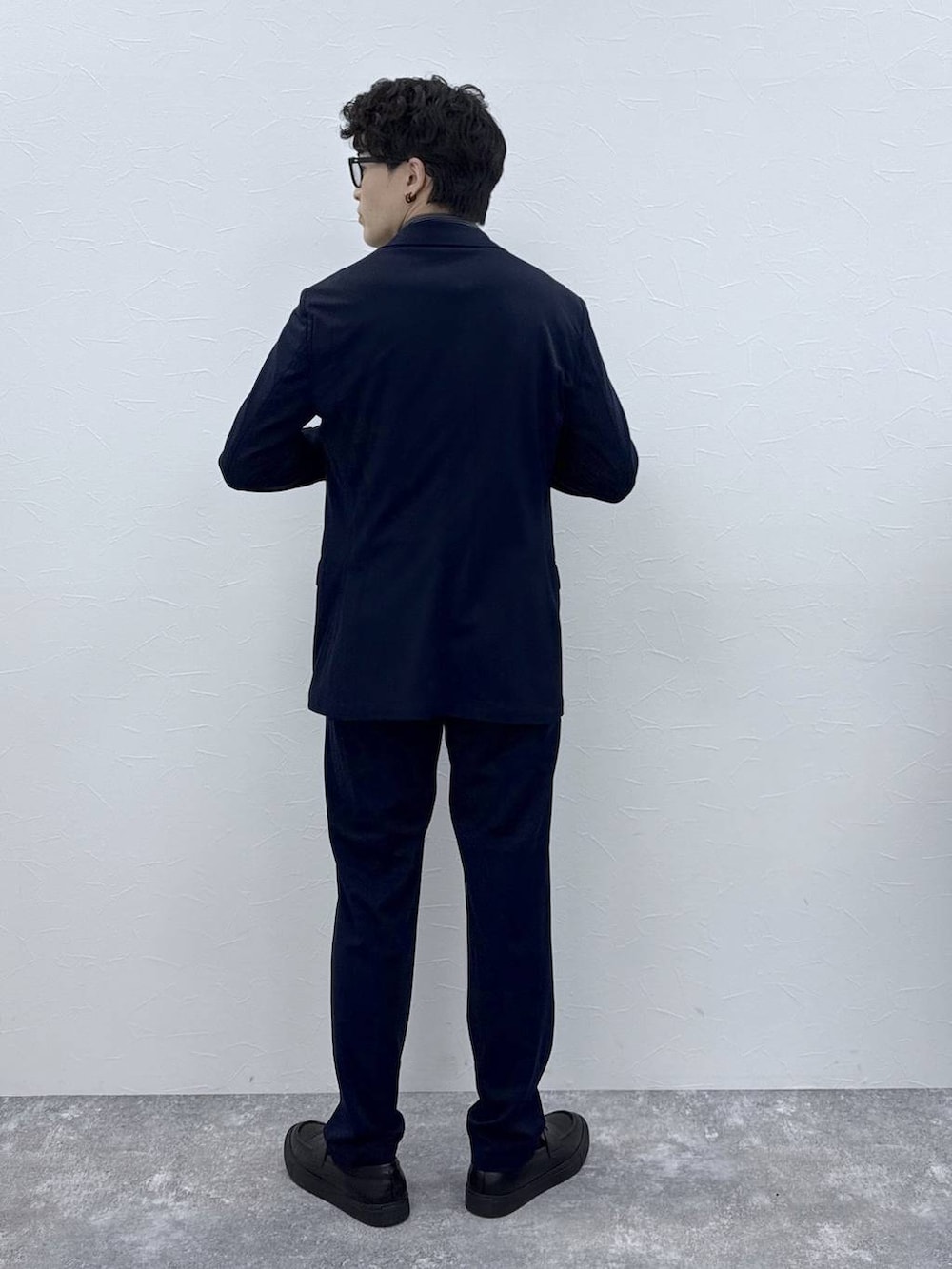 グレー系のその他シューズ、ブルー系のテーラードジャケット、ブルー系のその他パンツを着用したメンズの春コーディネートの4枚目の写真