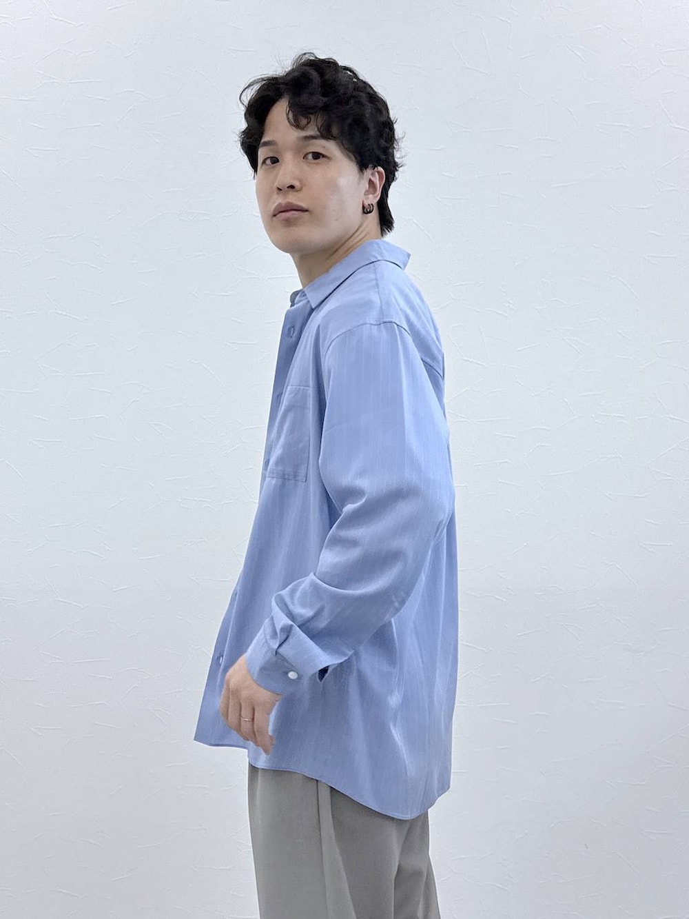ベージュ系のその他パンツ、ホワイト系のTシャツ/カットソー、ブルー系のシャツ/ブラウスを着用したメンズの春コーディネートの5枚目の写真
