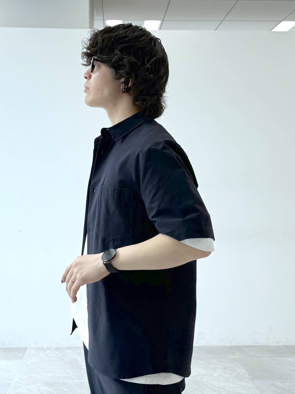 ブラック系のその他パンツ、ブラック系のシャツ/ブラウス、ホワイト系のTシャツ/カットソーを着用したメンズの夏コーディネートの6枚目の写真