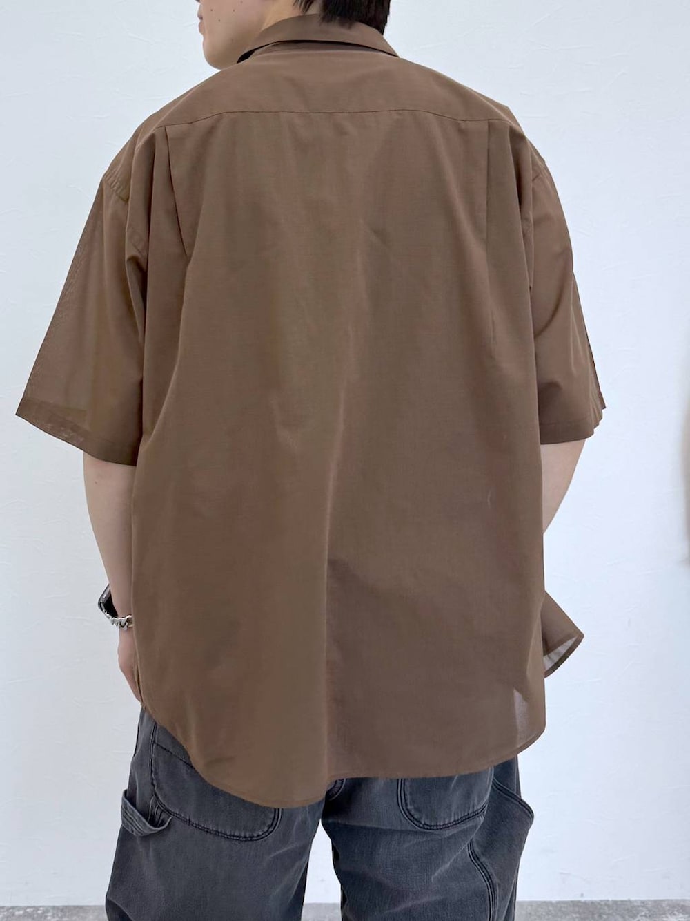 ブラウン系のシャツ/ブラウス、ブラック系のタンクトップ、グレー系のその他パンツを着用したメンズの春コーディネートの7枚目の写真