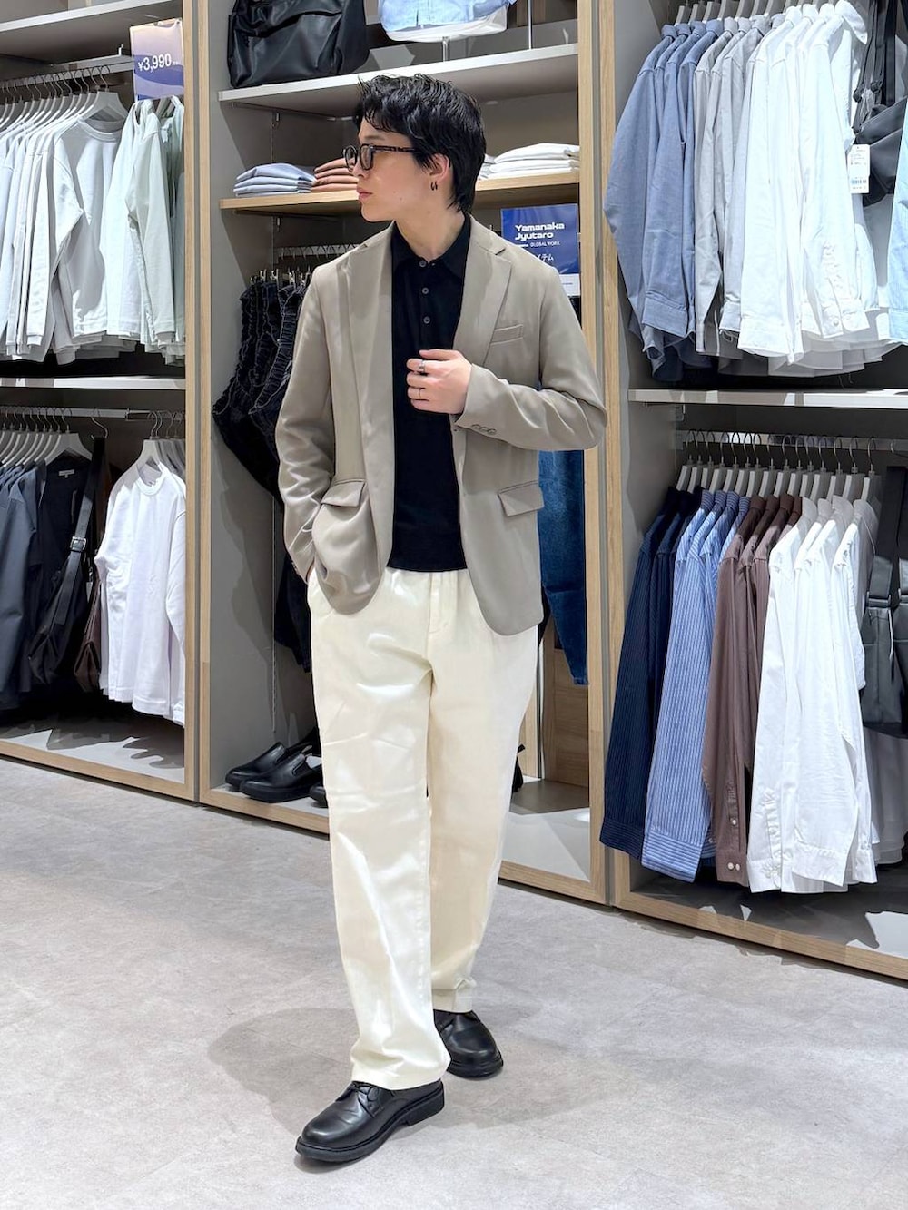 ホワイト系のその他パンツ、ベージュ系のテーラードジャケット、ブラック系のその他シューズを着用したメンズの冬コーディネートの3枚目の写真