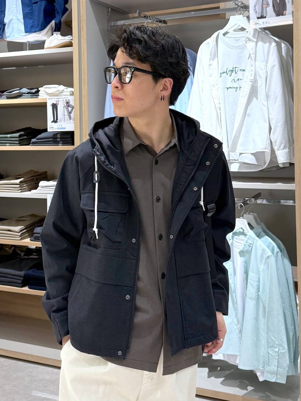 ブラック系のバックパック/リュック、ブラウン系のシャツ/ブラウス、ホワイト系のその他パンツを着用したメンズの春コーディネートの5枚目の写真