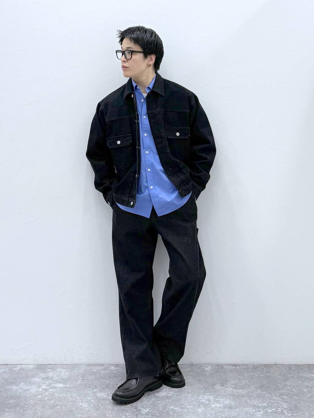 ブラック系のその他シューズ、ブラック系のデニムジャケット、ブルー系のシャツ/ブラウスを着用したメンズの冬コーディネートの2枚目の写真