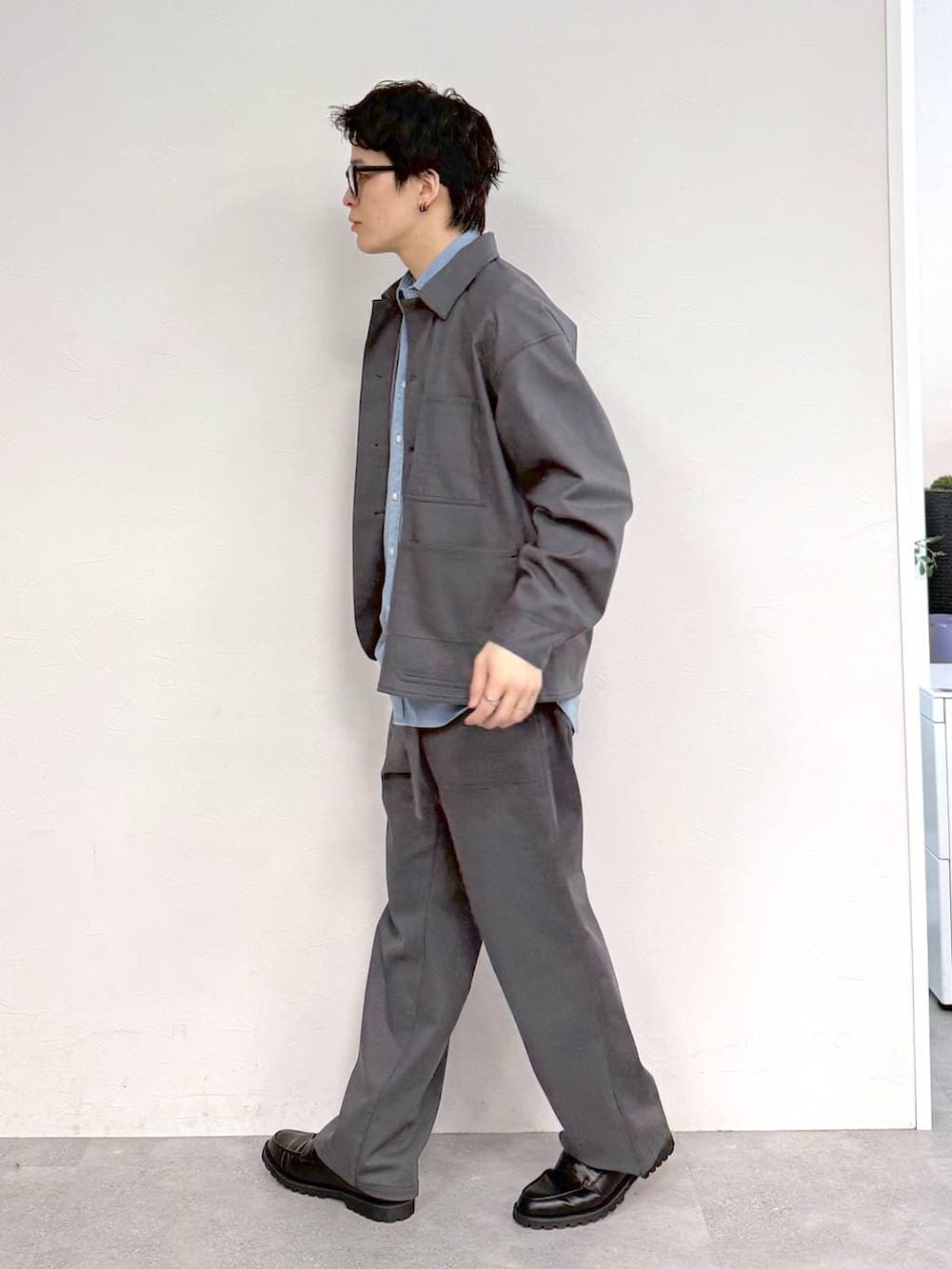 ブルー系のシャツ/ブラウス、ブラック系のその他シューズ、グレー系のブルゾンを着用したメンズの冬コーディネートの4枚目の写真