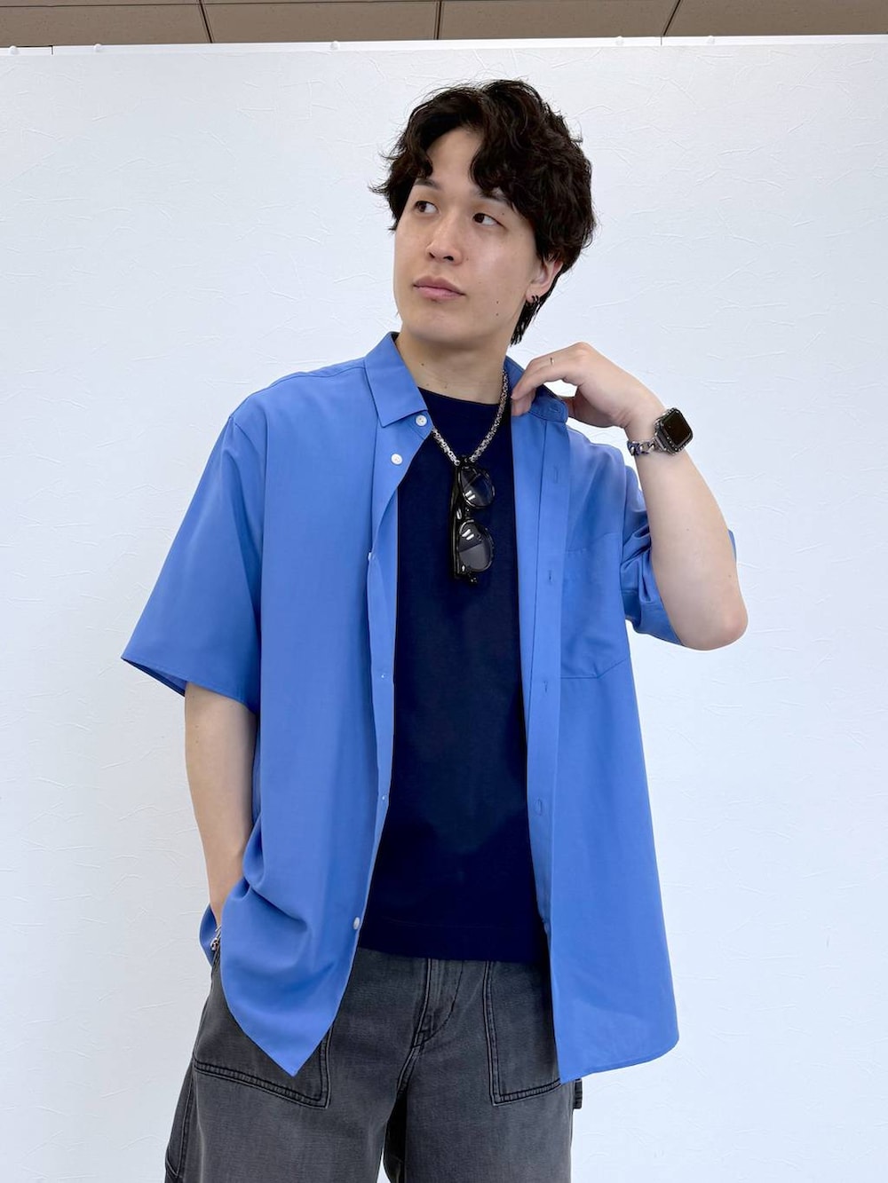 ブルー系のTシャツ/カットソー、ブルー系のシャツ/ブラウス、ブラック系のサンダルを着用したメンズの夏コーディネートの5枚目の写真