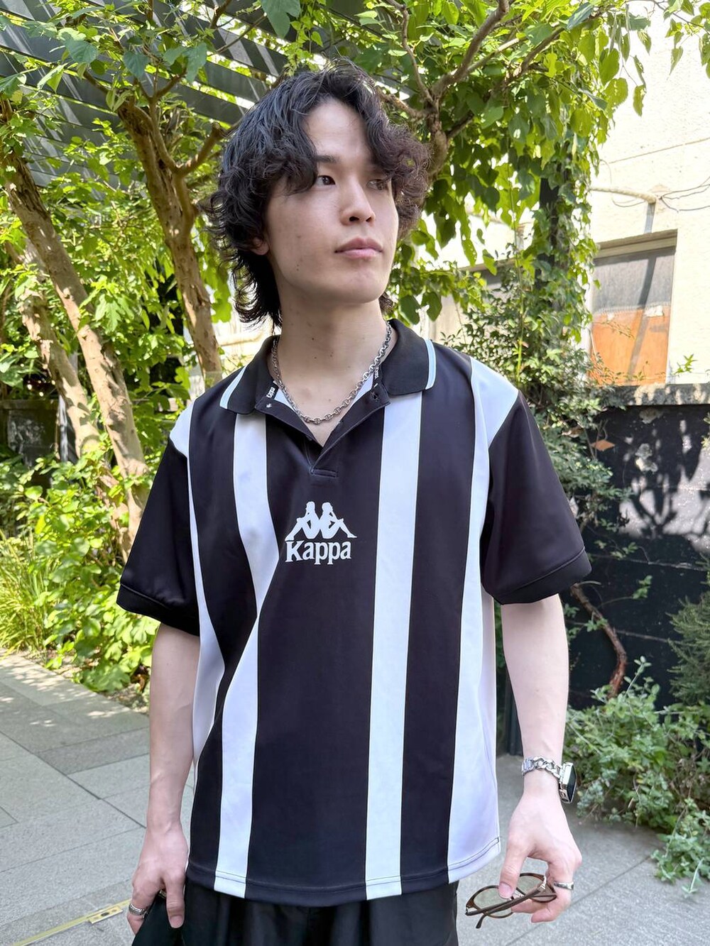 ブラック系のカーゴパンツ、グレー系のネックレスを着用したメンズの夏コーディネートの8枚目の写真