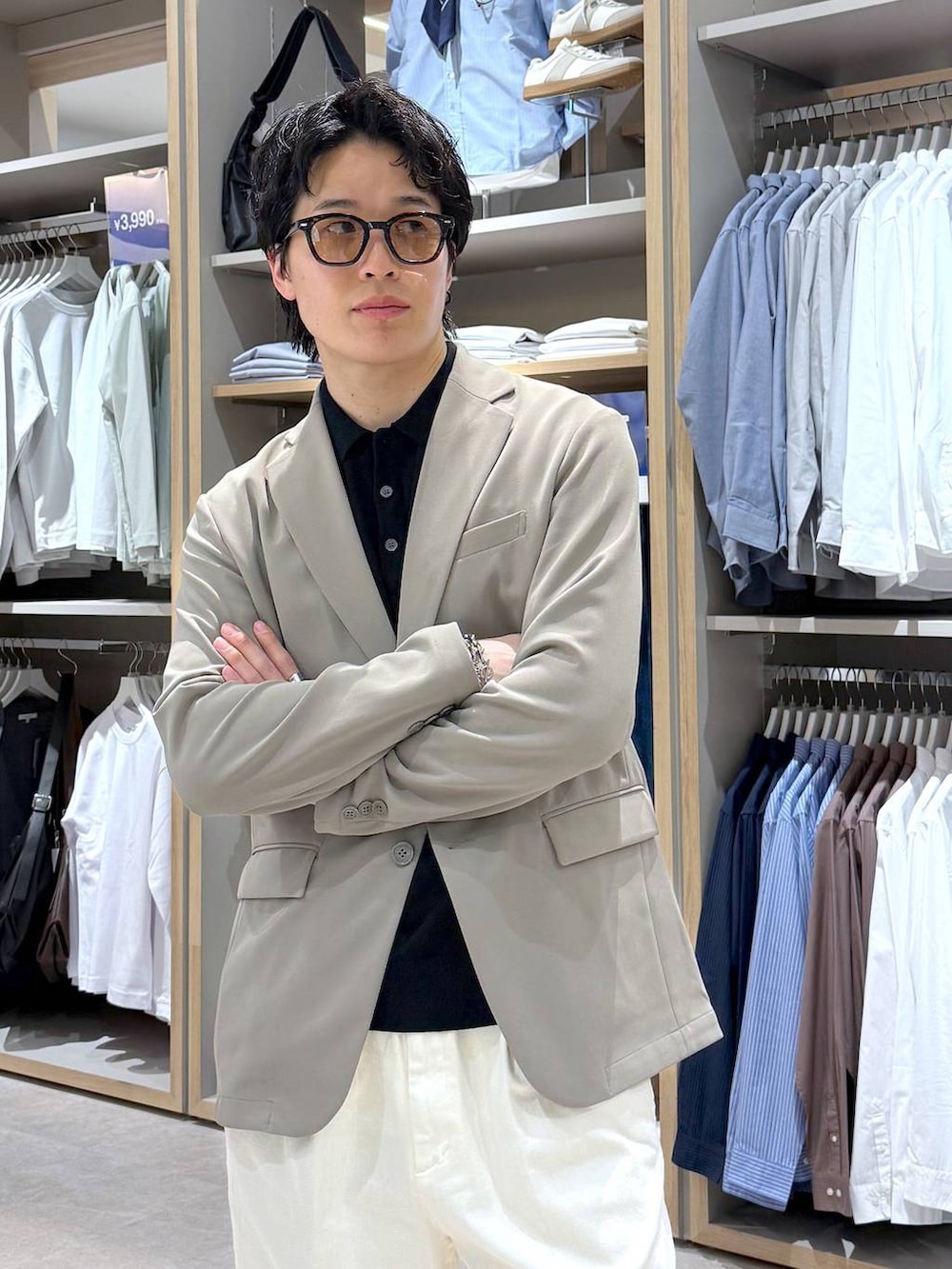 ホワイト系のその他パンツ、ベージュ系のテーラードジャケット、ブラック系のその他シューズを着用したメンズの冬コーディネートの8枚目の写真