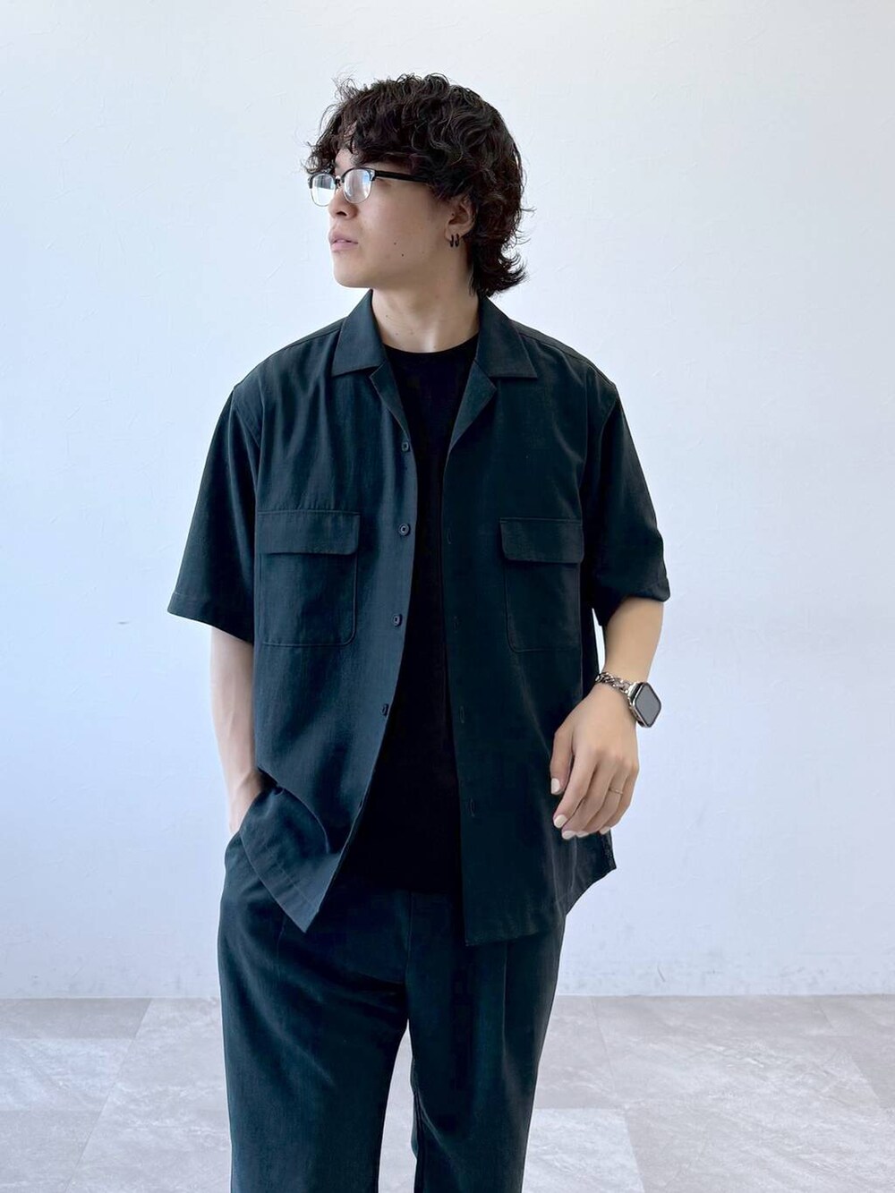 「きれいめ、モテ、ベーシック/シンプル、シャツ、シャツスタイル、テーパードパンツ、セットアップ、GLOBAL WORK、カジュアル、デート/ロマンティック、着痩せ・細見え、旅行、休日コーデ、休日スタイル、夏コーデ」|「GLOBAL WORKのUVカットアソートサングラス/283830(サングラス、ブラック系)」を使った、yasu(GLOBALWORK)さん(メンズ・175cm)の夏コーディネートの5枚目の写真