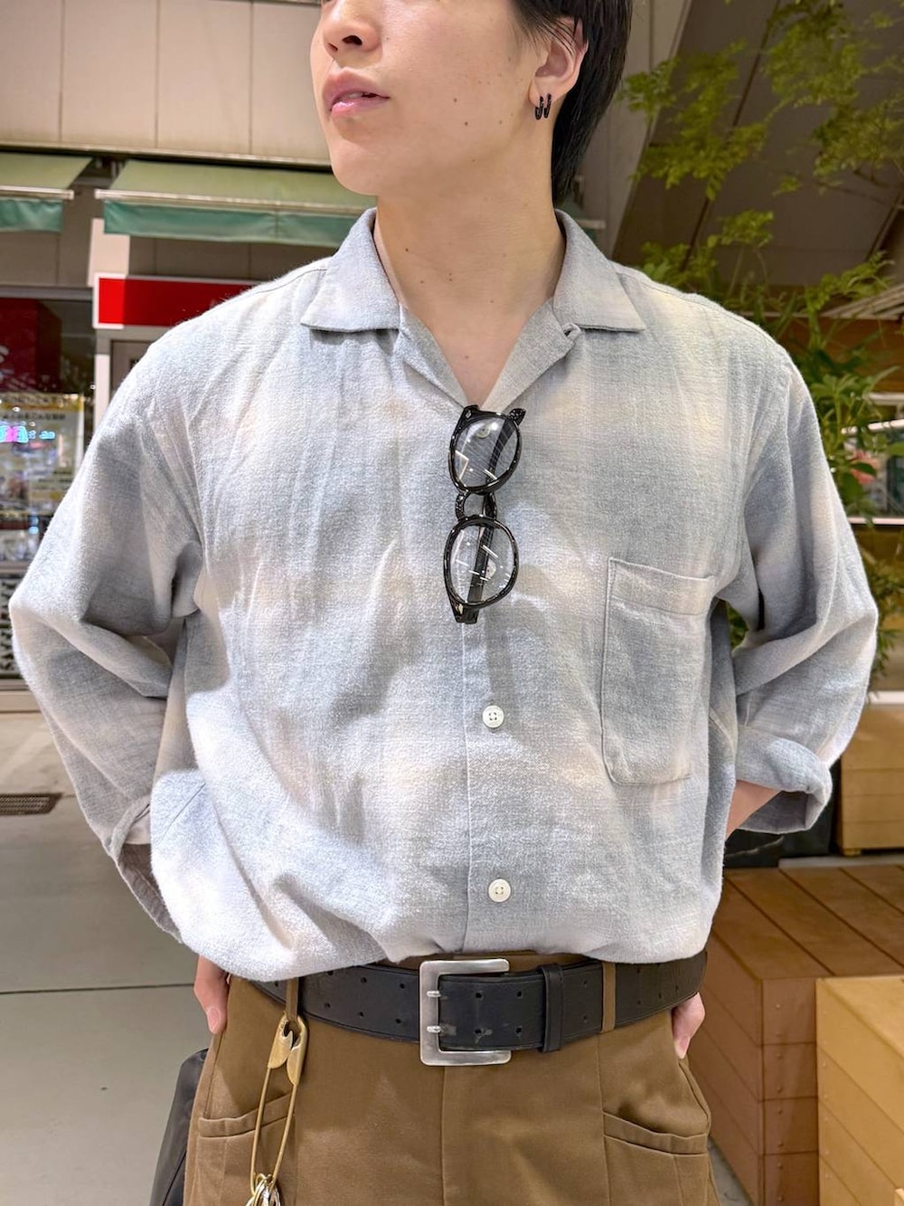 ブラウン系のその他パンツ、ホワイト系のシャツ/ブラウスを着用したメンズの秋コーディネートの3枚目の写真