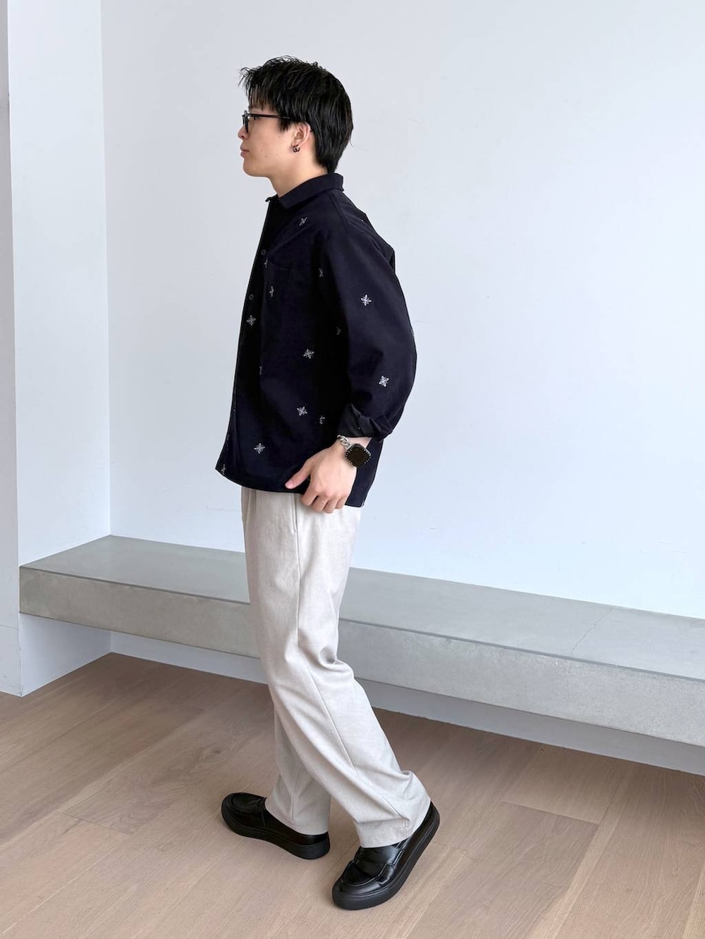 グレー系のその他シューズ、ベージュ系のその他パンツを着用したメンズの秋コーディネートの3枚目の写真
