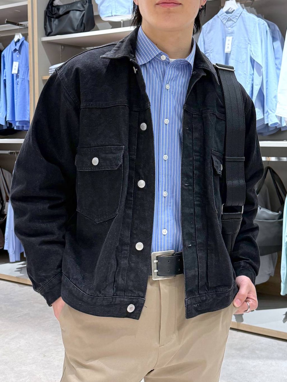 ブルー系のシャツ/ブラウス、ベージュ系のその他パンツ、ブラック系のデニムジャケットを着用したメンズの春コーディネートの6枚目の写真