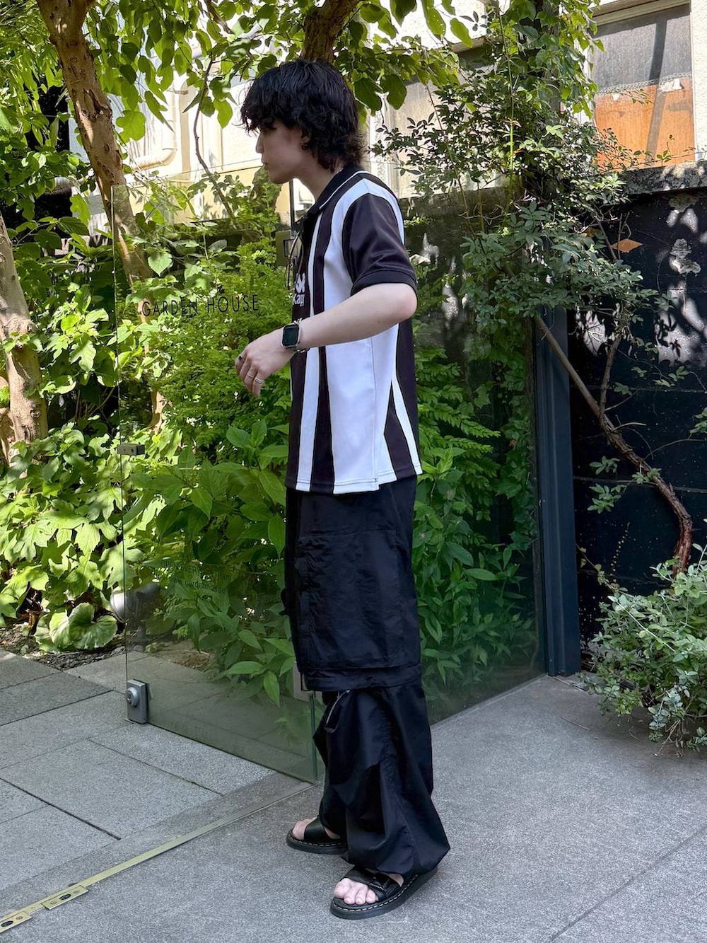 ブラック系のカーゴパンツ、グレー系のネックレスを着用したメンズの夏コーディネートの4枚目の写真