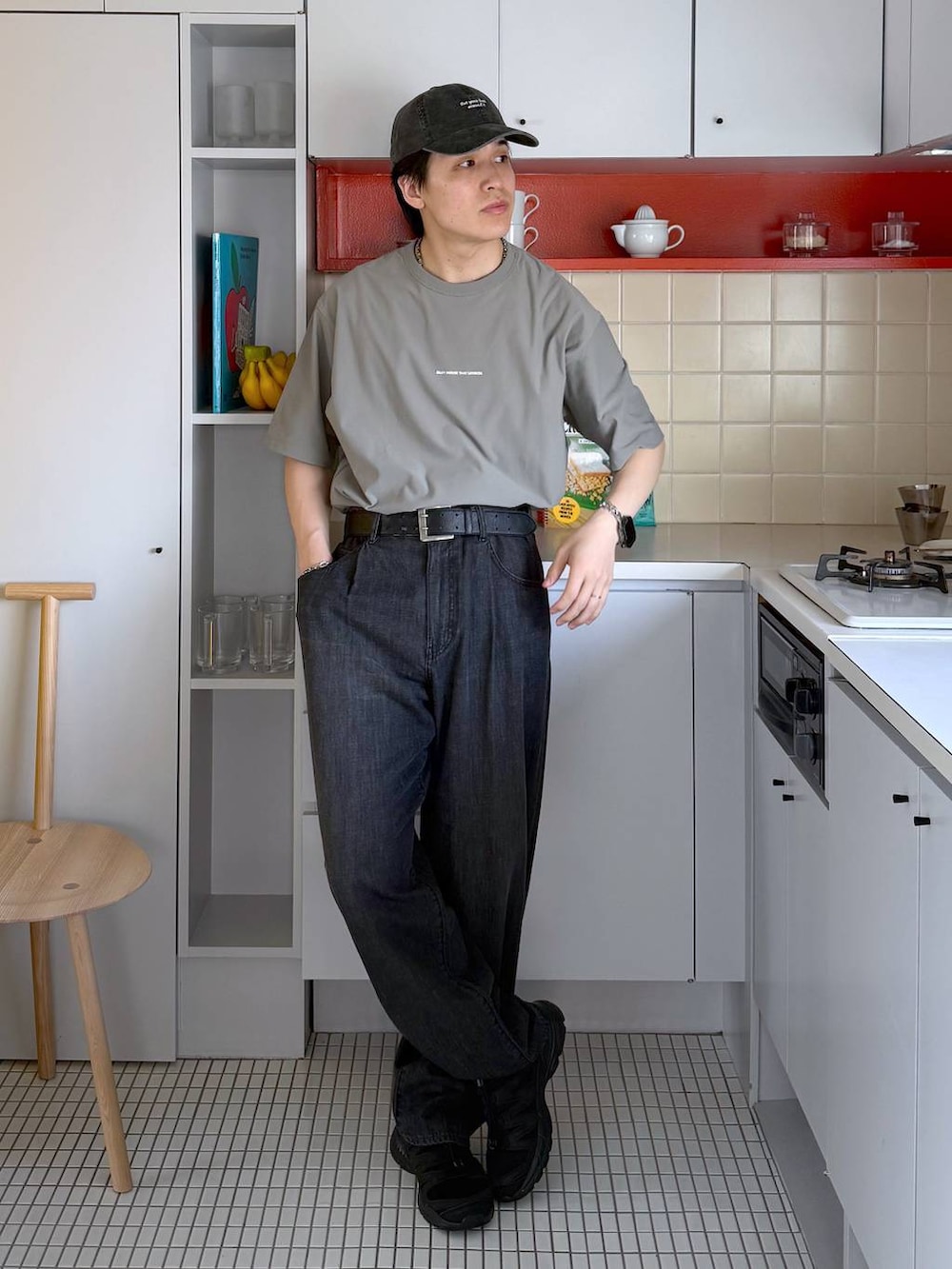 ブラック系のスニーカー、グレー系のデニムパンツ、ブラック系のキャップを着用したメンズの夏コーディネートの2枚目の写真