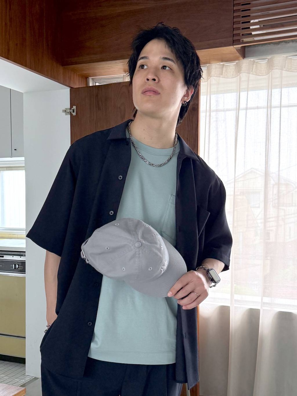 ブルー系のTシャツ/カットソー、ホワイト系のその他シューズ、ブルー系のシャツ/ブラウスを着用したメンズの夏コーディネートの6枚目の写真