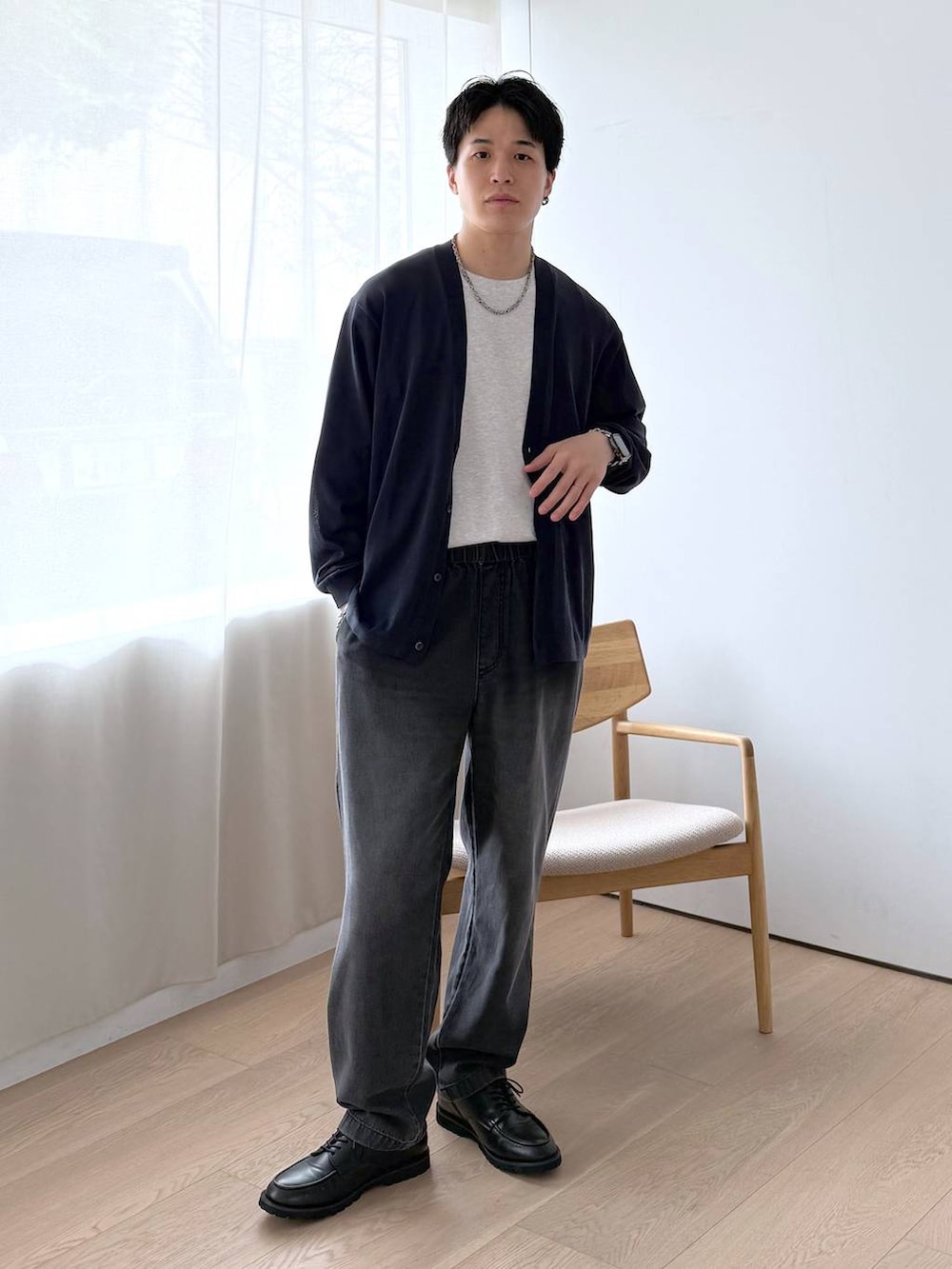 グレー系のTシャツ/カットソー、グレー系のその他シューズ、ブラック系のデニムパンツを着用したメンズの夏コーディネートの4枚目の写真