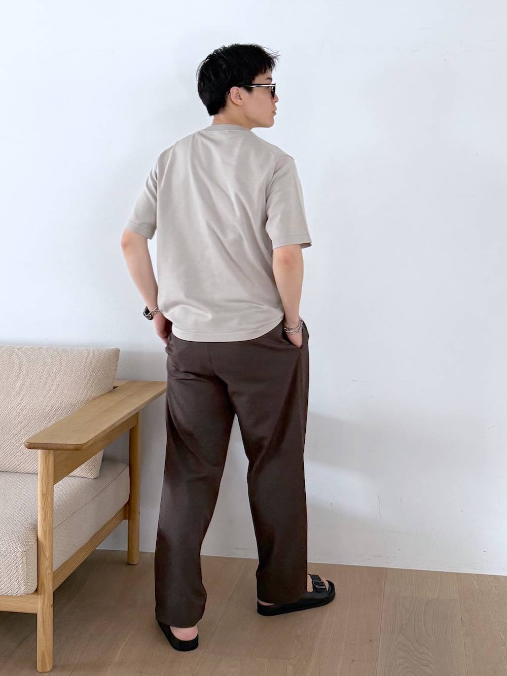 ベージュ系のニット/セーター、ブラック系のサンダル、ブルー系のサングラスを着用したメンズの夏コーディネートの5枚目の写真