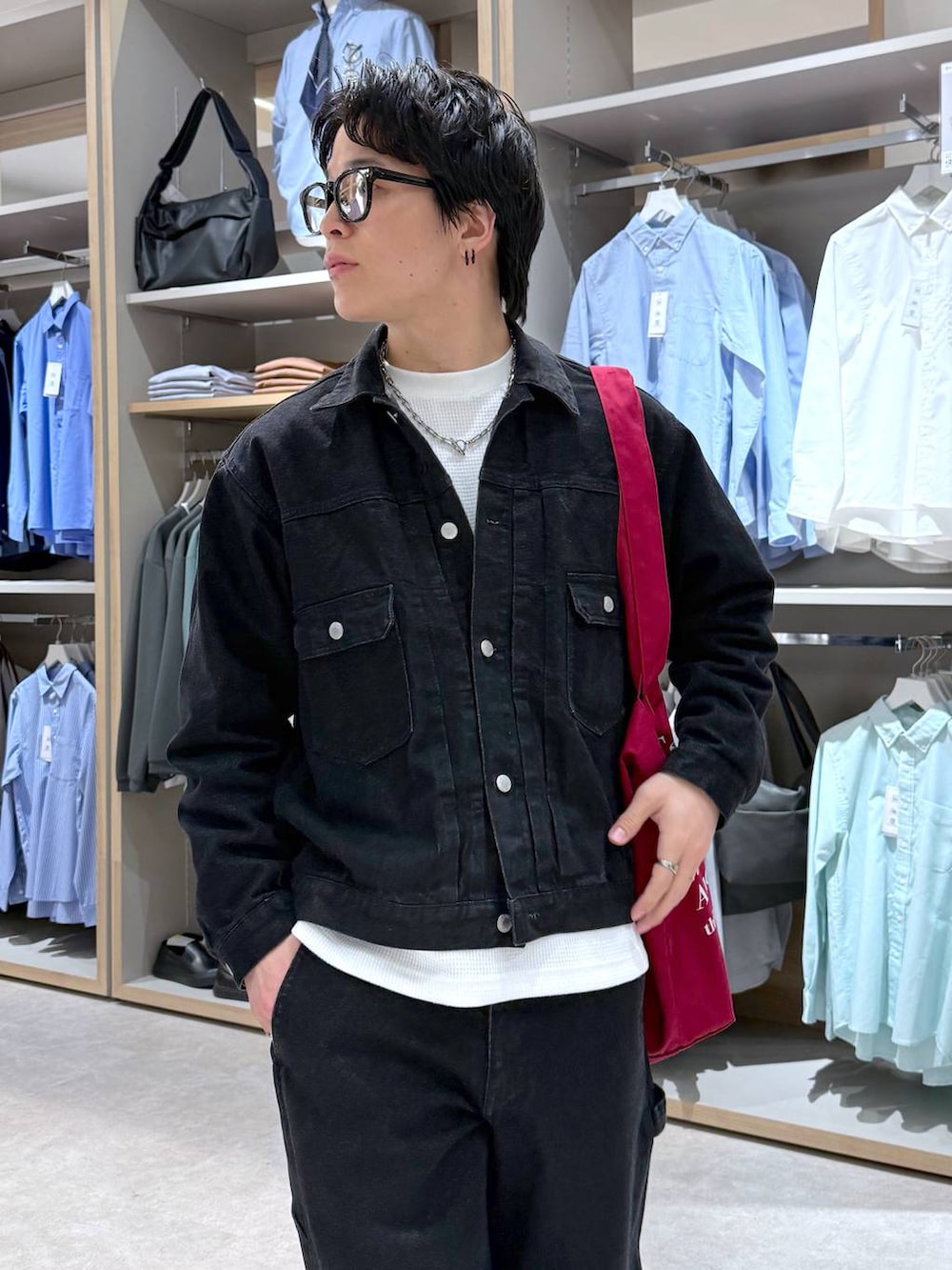 ホワイト系のスウェット、レッド系のトートバッグ、ブラック系のデニムジャケットを着用したメンズの春コーディネートの7枚目の写真