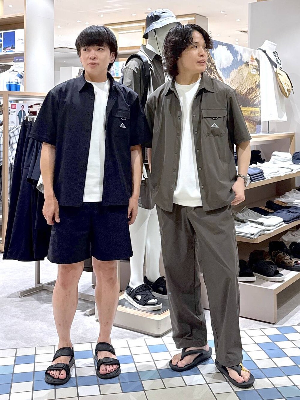 ブルー系のその他パンツ、グリーン系のその他パンツ、ブルー系のシャツ/ブラウスを着用したメンズの夏コーディネートの4枚目の写真